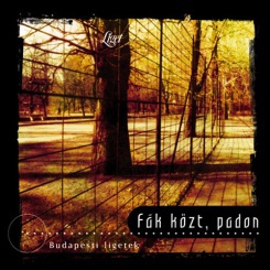 Fák közt, padon